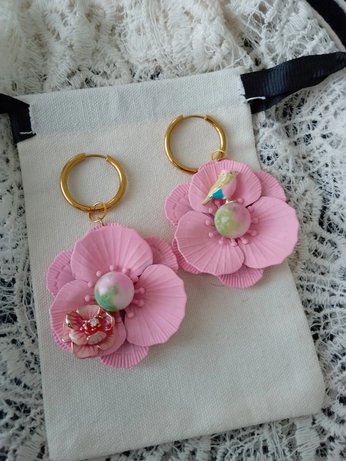 Boucles d'oreilles bohèmes dorées fleurs roses et oiseau + pierres naturelles de jade – photo 3